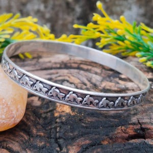 Oxidierter 925er Silber Armreif, handgefertigtes geschnitztes Blumenarmband