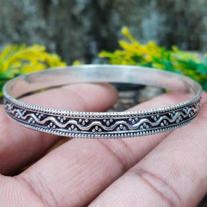 Handgefertigter Armreif aus Silber, oxidiert, ethnisches Design