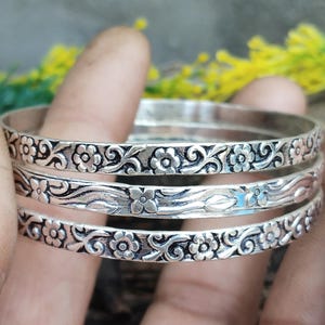 3er Set Armreifen aus oxidiertem Sterlingsilber, mit Blumengravur