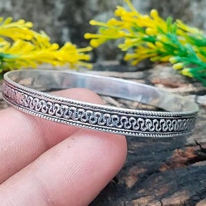 Handgefertigter Armreif aus oxidiertem Silber 925, mit Gravur