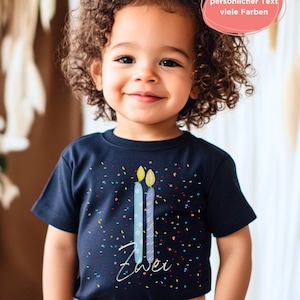Geburtstagsshirt Baby T Shirt 1 2 3 Jahre | personalisiert mit Name und Zahl | Geschenk Geburtstag Kind Junge Mädchen – blaue Kerzen