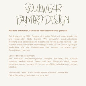 May include: Cream-colored graphic with the text "SOULWEAR BY MIRO DESIGN". The text is in a handwritten style. The text below reads "Mit Herz entworfen. F&uuml;r deine Familienmomente gemacht."