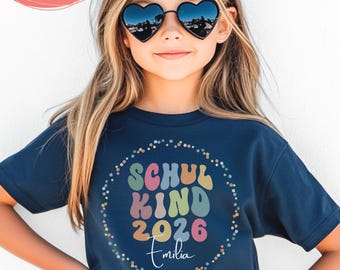 Schulkind T-Shirt 2026 | Geschenk Einschulung personalisiert mit Name | Schulanfang Shirt als Einschulungsgeschenk | erster Schultag