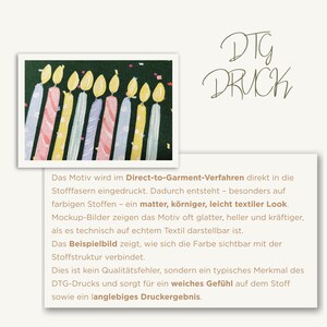 K&ouml;nnte beinhalten: Ein dunkelgr&uuml;ner Stoff mit einem wiederkehrenden Muster aus bunten Geburtstagskerzen mit gelben Flammen und kleinen Konfettipunkten. Das Bild enth&auml;lt den Text DTG DRUCK und einen Absatz, der das Direct-to-Garment-Druckverfahren erl&auml;utert.