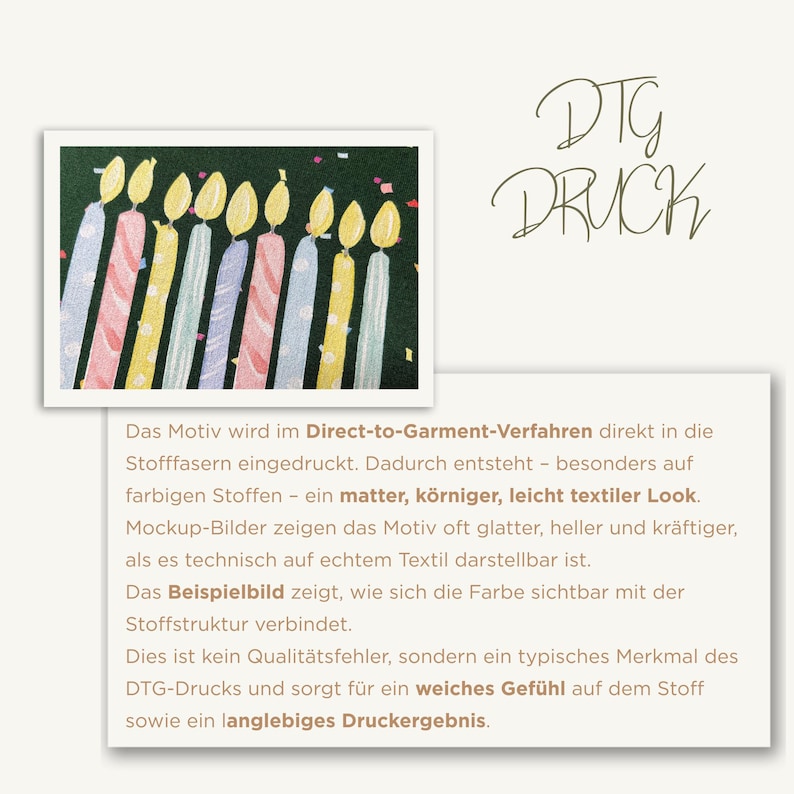 K&ouml;nnte beinhalten: Ein dunkelgr&uuml;ner Stoff mit einem wiederkehrenden Muster aus bunten Geburtstagskerzen mit gelben Flammen und kleinen Konfettipunkten. Das Bild enth&auml;lt den Text DTG DRUCK und einen Absatz, der das Direct-to-Garment-Druckverfahren erl&auml;utert.