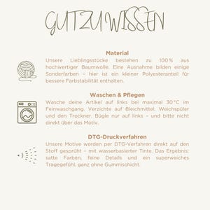 K&ouml;nnte beinhalten: Eine Infografik mit der &Uuml;berschrift GUT ZU WISSEN in drei Abschnitten. Symbole zeigen ein Wollkn&auml;uel, eine Waschmaschine und eine Spr&uuml;hd&uuml;se. Der Text erl&auml;utert die Materialzusammensetzung, Pflegehinweise bei 30 Grad Celsius und das DTG-Druckverfahren mit wasserbasierter Tinte.