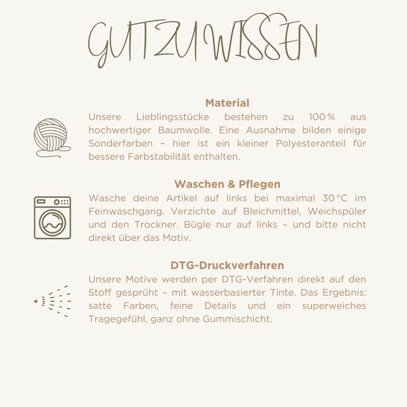 K&ouml;nnte beinhalten: Eine Infografik mit der &Uuml;berschrift GUT ZU WISSEN in drei Abschnitten. Symbole zeigen ein Wollkn&auml;uel, eine Waschmaschine und eine Spr&uuml;hd&uuml;se. Der Text erl&auml;utert die Materialzusammensetzung, Pflegehinweise bei 30 Grad Celsius und das DTG-Druckverfahren mit wasserbasierter Tinte.