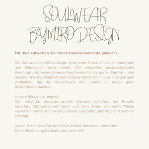 K&ouml;nnte beinhalten: Eine hellbeige Infografik mit dem Text SOULWEAR BYMIRO DESIGN in einer dunkelbraunen Schreibschrift am oberen Rand. Darunter beschreibt ein deutscher Text die Mission der Marke, Kleidung und personalisierte Geschenke f&uuml;r Familien zu entwerfen.