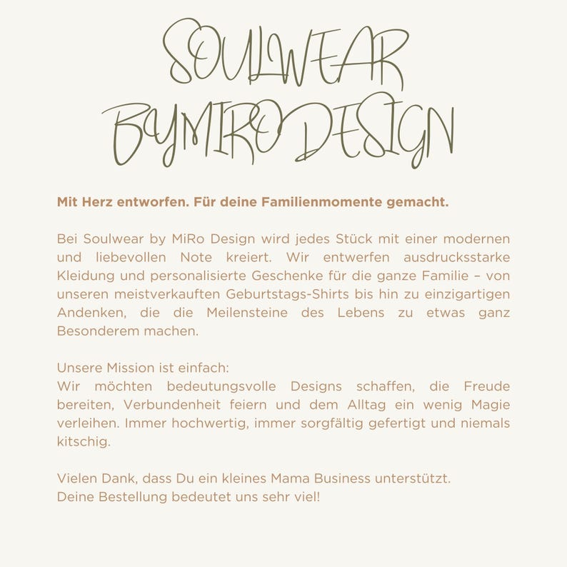 K&ouml;nnte beinhalten: Eine hellbeige Infografik mit dem Text SOULWEAR BYMIRO DESIGN in einer dunkelbraunen Schreibschrift am oberen Rand. Darunter beschreibt ein deutscher Text die Mission der Marke, Kleidung und personalisierte Geschenke f&uuml;r Familien zu entwerfen.