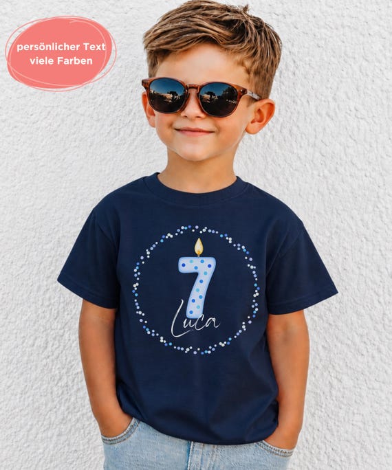 Geburtstagsshirt Kinder T-Shirt 7 8 9 10 Jahre | personalisiert mit Name und Zahl | Geschenk Geburtstag Junge Mädchen – Zahlenkerze Blau