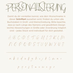 K&ouml;nnte beinhalten: Eine digitale Anzeige mit dem Wort PERSONALISIERUNG in einer d&uuml;nnen Schreibschrift. Darunter befindet sich ein deutscher Textabschnitt, der Optionen f&uuml;r Wunschnamen erl&auml;utert. Das Bild zeigt das vollst&auml;ndige Alphabet in Gro&szlig;- und Kleinbuchstaben.