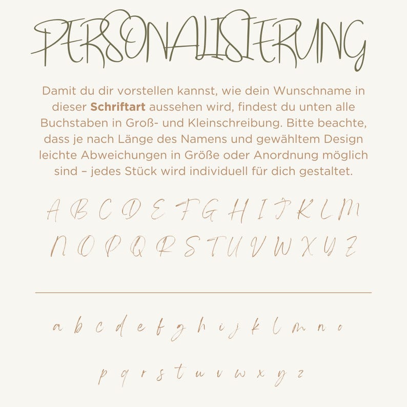 K&ouml;nnte beinhalten: Eine digitale Anzeige mit dem Wort PERSONALISIERUNG in einer d&uuml;nnen Schreibschrift. Darunter befindet sich ein deutscher Textabschnitt, der Optionen f&uuml;r Wunschnamen erl&auml;utert. Das Bild zeigt das vollst&auml;ndige Alphabet in Gro&szlig;- und Kleinbuchstaben.