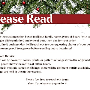Puede incluir: Imagen festiva con el texto "Please Read" en una pancarta roja. El texto proporciona instrucciones para pedir adornos personalizados, incluyendo nombres de familia, tipos de osos y detalles de mascotas. La imagen est&aacute; enmarcada con ramas de hoja perenne y bayas rojas.