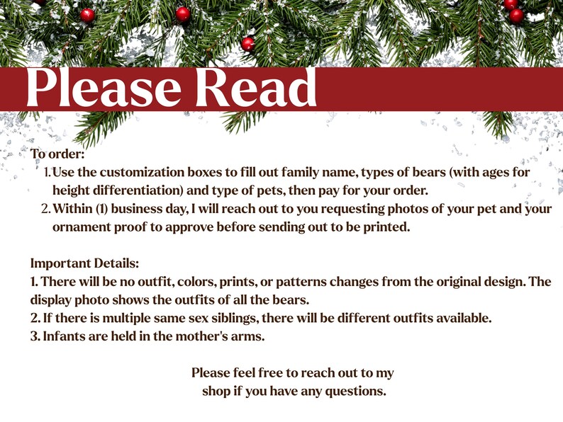Puede incluir: Imagen festiva con el texto "Please Read" en una pancarta roja. El texto proporciona instrucciones para pedir adornos personalizados, incluyendo nombres de familia, tipos de osos y detalles de mascotas. La imagen est&aacute; enmarcada con ramas de hoja perenne y bayas rojas.