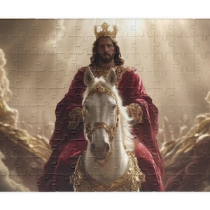 Peut inclure: Un puzzle représentant une figure à barbe et aux cheveux longs portant une couronne dorée et une robe rouge, montant un cheval blanc avec un harnais doré. La scène se déroule sur un fond lumineux et éthéré avec une lumière douce et des nuages.
