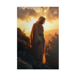 Könnte beinhalten: Ein rechteckiges Puzzle, das eine Figur mit langem Haar und Bart in einem drapierten Gewand zeigt, die auf einem felsigen Hügel steht. Die Szene wird von einem warmen, goldenen Sonnenuntergang mit weichen Wolken und dunklen Baumumrissen beleuchtet.