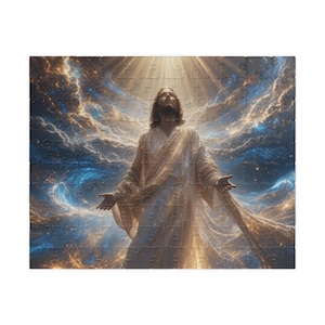 Op de afbeelding: Een rechthoekige legpuzzel met een centrale figuur met lang haar en een baard, gekleed in een vloeiend gewaad, staand met uitgestrekte armen. De achtergrond toont een kosmische scène met wervelende blauwe en gouden nevelwolken.