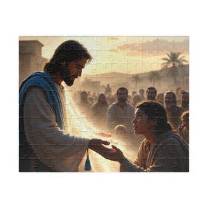 Peut inclure: Un puzzle représentant une scène avec un personnage barbu vêtu d'une robe claire et d'un châle bleu tendant la main vers une personne en vêtement beige. Une foule se tient en arrière-plan sous un ciel doré au coucher du soleil avec des palmiers.