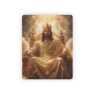 Könnte beinhalten: Ein Puzzle mit einer Figur mit langem Haar und Bart, die eine goldene Krone und fließende cremefarbene Gewänder trägt und auf einem verzierten goldenen Thron sitzt. Der Hintergrund zeigt helles, leuchtendes Licht und Wolken, mit sichtbaren Puzzleteilnähten.
