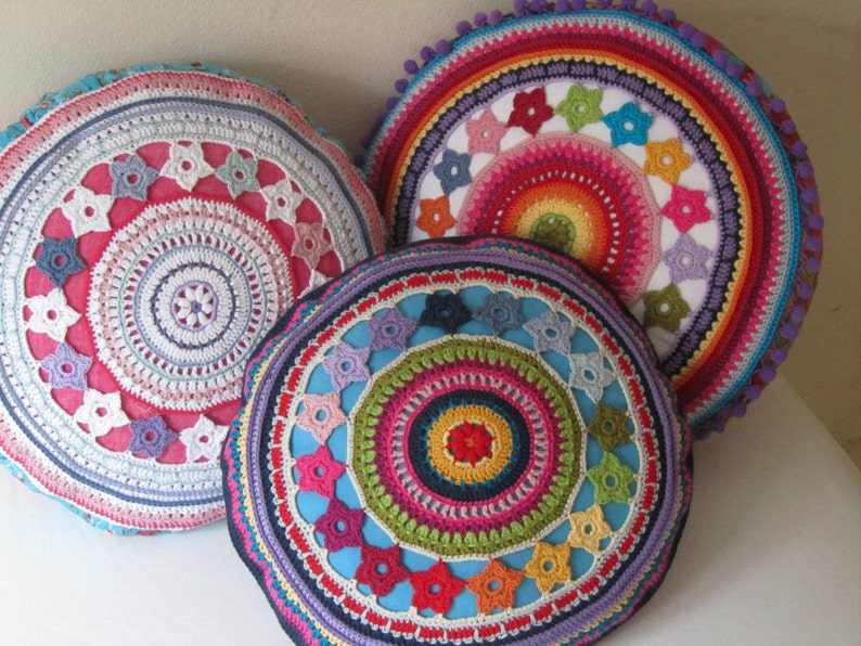 Round Crochet Pillow Cover with Flowers, PDF-Pattern image 2