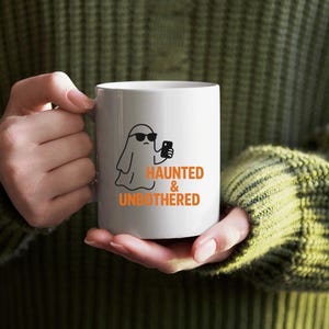 Halloween Tasse - Haunted & Unbothered - Geist auf ihrem Handy