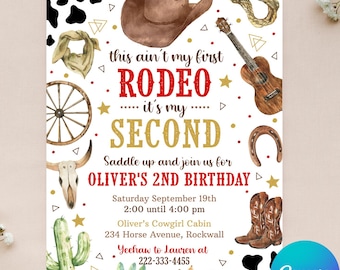 Può includere: Invito di compleanno a tema cowboy con cappello da cowboy marrone, chitarra e stivali. Il testo recita "This ain't my first rodeo...it's my second" e invita gli ospiti al secondo compleanno di Oliver.