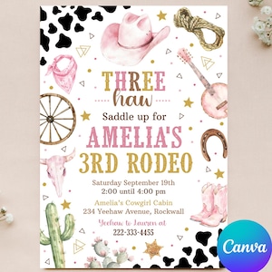 以下が含まれることがあります： ピンクとゴールドのロデオをテーマにした招待状。カウボーイハット、ギター、ブーツの水彩イラストが描かれています。「Three Haw」と「Amelia's 3rd Rodeo」の文字とイベントの詳細が記載されています。