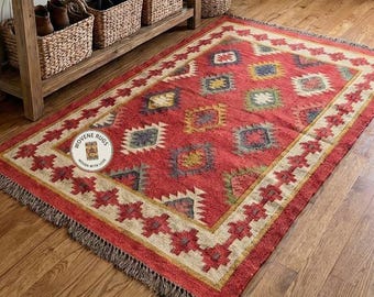 Tappeto Kilim in lana e iuta tessuto a mano, motivo geometrico, disponibile in misure personalizzate.