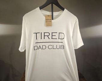 Camiseta del Club de Papás Cansados / Camiseta Premium para Papás / Regalo del Día del Padre / Camiseta CVC Suave de Heather / Camiseta Divertida para Papás / Cada Papá Tiene una Historia