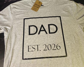 Camiseta "Papá desde 2026" / Regalo para papá primerizo / Regalo para el primer Día del Padre / Camiseta premium de mezcla de tres tejidos para papá / Camiseta para papá primerizo / Regalo para futuro papá / Camiseta de paternidad