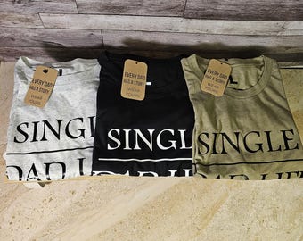 Camiseta "Vida de padre soltero" / Camiseta premium de mezcla de tres tejidos para la paternidad / Regalo para padre soltero / Camiseta del Día del Padre / Cada padre tiene una historia / Ropa para padres