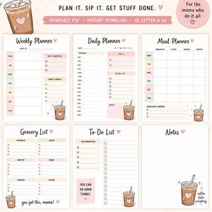 Op de afbeelding: Een roze en witte Mom Planner Bundle met zes pagina's, waaronder een week-, dag- en maaltijdplanner, boodschappenlijst, takenlijst en notitiepagina. Het ontwerp bevat illustraties van koffiekopjes en de tekst "Chaos Coordinator".