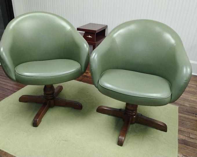 Custom-Made Avocado Vinyl Swivel Pod Chairs Made in 1971 in Great Condition