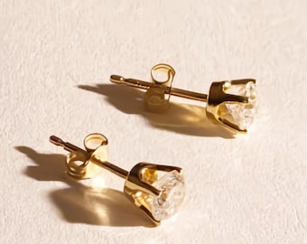 Natural Diamond 0.25 Carat Set in 14K Yellow Gold Stud Earrings