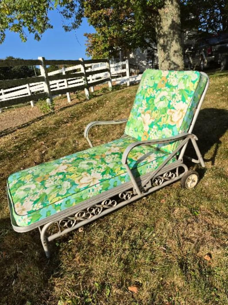 Vintage Outdoor Chaise Loungenull