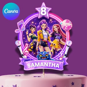 Może przedstawiać: Fioletowy topper na tort z trzema animowanymi postaciami, niebieskim kotem i imieniem "SAMANTHA". Projekt zawiera gwiazdę z numerem 8, nuty muzyczne i kulę dyskotekową. Logo Canva znajduje się w lewym górnym rogu.