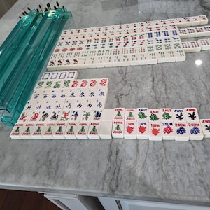 Vintage Mah Jongg set, beautiful and perfect