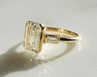 Moissanite Brautring mit Smaragdschliff, Gelbgold-Finish, minimalistischer Verlobungsring, Geschenk für Mama, Versprechensring