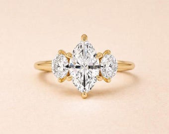 Eleganter Marquise Cut Moissanit Diamant Ring, Drei Stein Krappenfassung, Gelbgold-Finish, Jubiläum Schmuck Geschenk für Sie