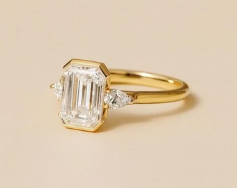 Moissanite Diamant Smaragdschliff Ring in Gelbgold-Finish, drei Stein Verlobungsschmuck, Geschenk für Mama