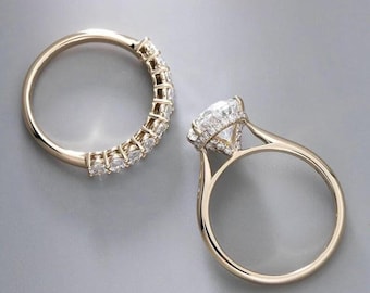 Anello da sposa in oro giallo con moissanite ovale e diamanti a pavé, incastonatura a griffe, gioiello di fidanzamento di grande impatto per donna.