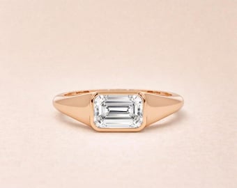 Statement Moissanite Ehering in Smaragdschliff, Gelbgold-Finish-Band mit Lünette, einzigartiges Braut und Geschenk für Frau