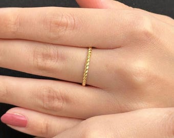 14k massief gouden gedraaide ring, sierlijke minimalistische stapelband, dunne gouden belofte sieraden, dagelijks eenvoudig cadeau voor vrouwen