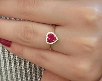 Anillo de corazón de rubí en oro macizo de 14 quilates, piedra natal de julio, regalo de aniversario, delicado anillo de piedras preciosas con circonitas laterales, anillo de promesa único para ella.