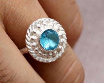 Ring blauwe topaas – Handgemaakte getextureerde zilveren ring, sterling statement-sieraden, cadeau voor haar