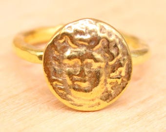 Gouden Medusa-muntring verstelbaar | Zegel in oude Griekse stijl | Handgemaakte 925 zilveren band | Uniseks boho-sieraden | Ring met mythologische verklaring