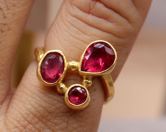 Anello con triplo rubino – Gioiello fatto a mano in argento 925 placcato oro con pietre preziose, regalo per lei