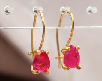 Pendientes colgantes de rubí en bruto, oro y plata de ley 925, joyería artesanal con piedras preciosas.