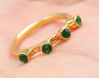 Anillo apilable de esmeralda engastada en bisel, chapado en oro vermeil sobre plata 925, delicado anillo hecho a mano con piedra natal, joyería minimalista con gema verde.