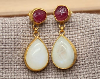Ruwe oorbellen van robijn en maansteen van 925 sterlingzilver – Handgemaakte gouden vermeil hangsieraden
